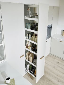 Liro standard pull-out larder in white without design element